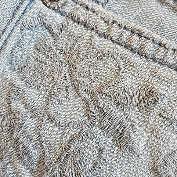 Aeropostale Embroidered Design Denim Shorts - Picture 5 of 8